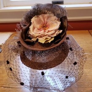 BEAUTIFUL FEATHER AND FLORAL FASCINATOR WITH VEIL